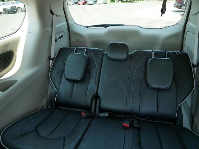 Photo of 2022 Bright White Clearcoat Chrysler Pacifica