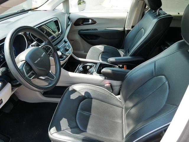 Photo of 2022 Bright White Clearcoat Chrysler Pacifica