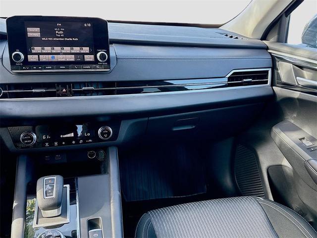 Photo of 2024 Labrador Black Pearl Mitsubishi Outlander