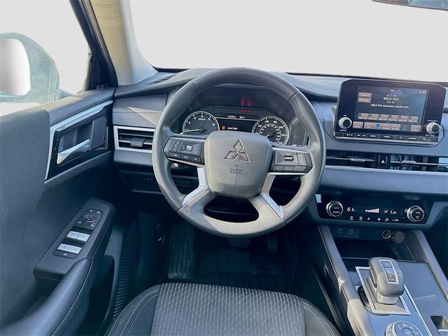 Photo of 2024 Labrador Black Pearl Mitsubishi Outlander