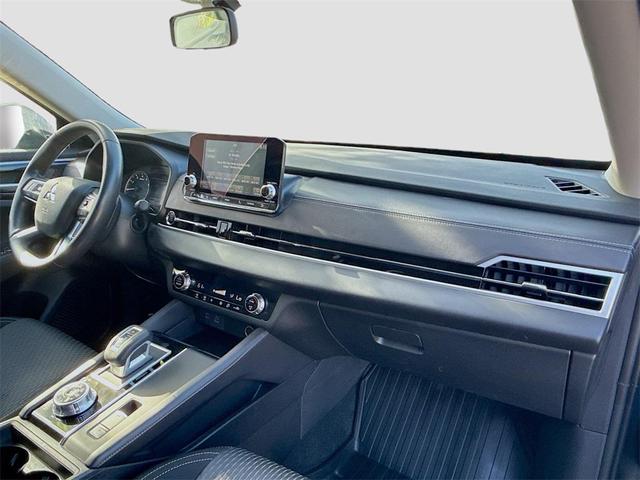 Photo of 2024 Labrador Black Pearl Mitsubishi Outlander