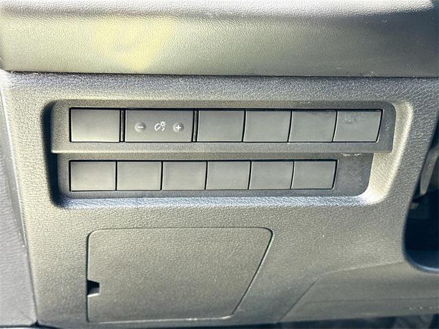Photo of 2024 Labrador Black Pearl Mitsubishi Outlander