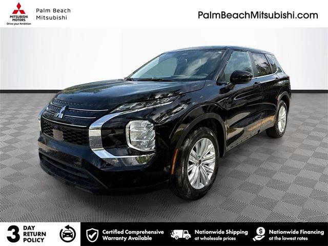 Photo of 2024 Labrador Black Pearl Mitsubishi Outlander