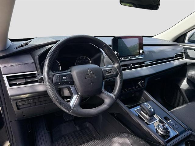 Photo of 2024 Labrador Black Pearl Mitsubishi Outlander