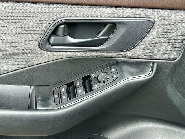 Photo of 2023 Super Black Nissan Rogue