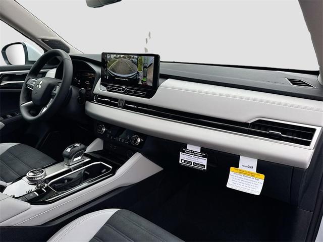 Photo of 2025 White Diamond Mitsubishi Outlander