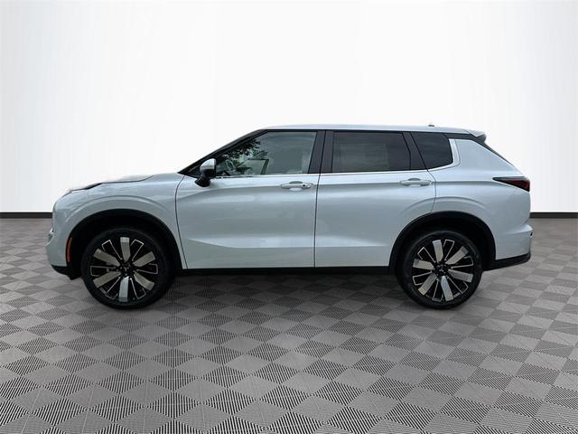 Photo of 2025 White Diamond Mitsubishi Outlander