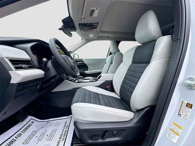 Photo of 2025 White Diamond Mitsubishi Outlander