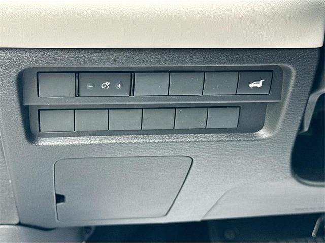 Photo of 2025 White Diamond Mitsubishi Outlander