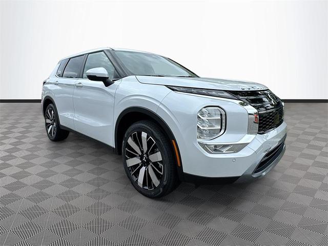 Photo of 2025 White Diamond Mitsubishi Outlander
