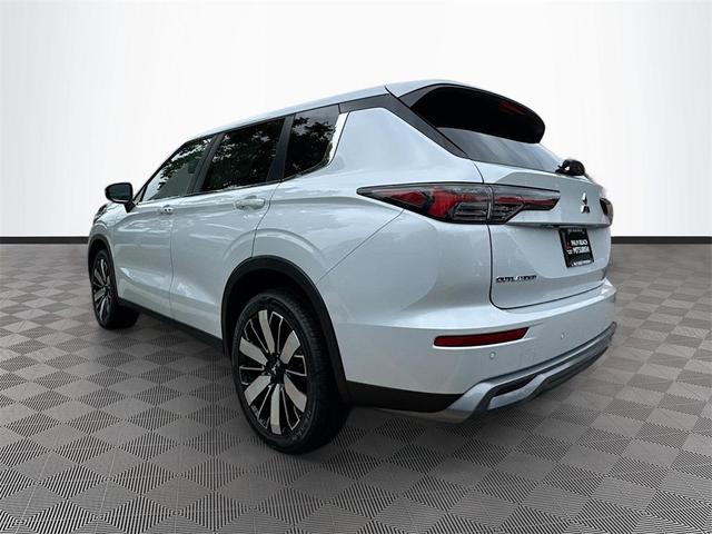 Photo of 2025 White Diamond Mitsubishi Outlander
