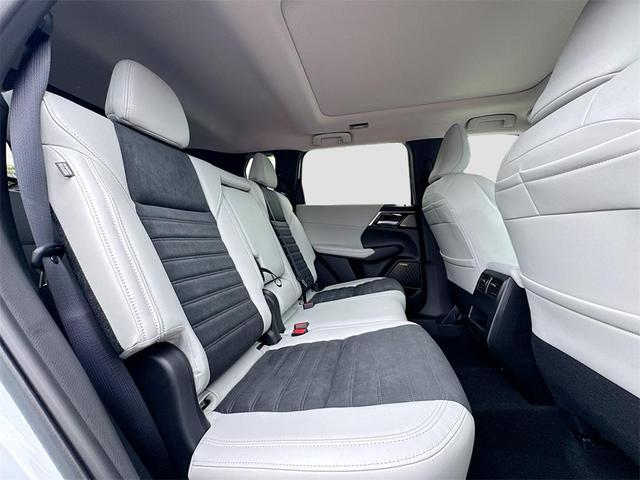 Photo of 2025 White Diamond Mitsubishi Outlander