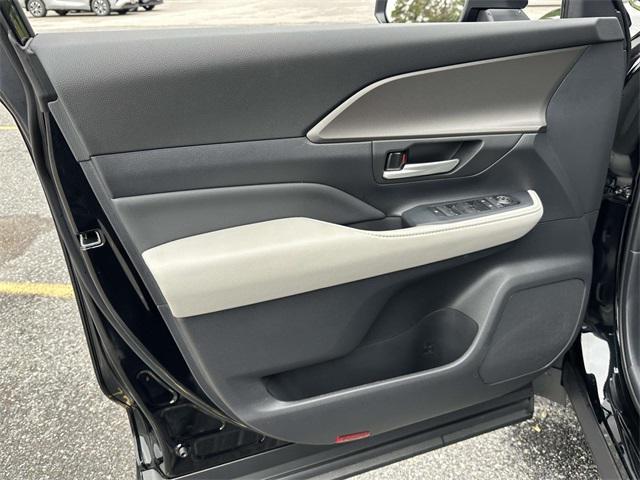 Photo of 2024 Midnight Black Metallic Toyota Grand Highlander