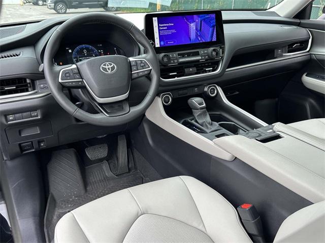 Photo of 2024 Midnight Black Metallic Toyota Grand Highlander