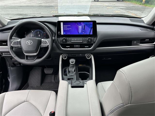 Photo of 2024 Midnight Black Metallic Toyota Grand Highlander