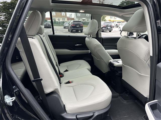 Photo of 2024 Midnight Black Metallic Toyota Grand Highlander