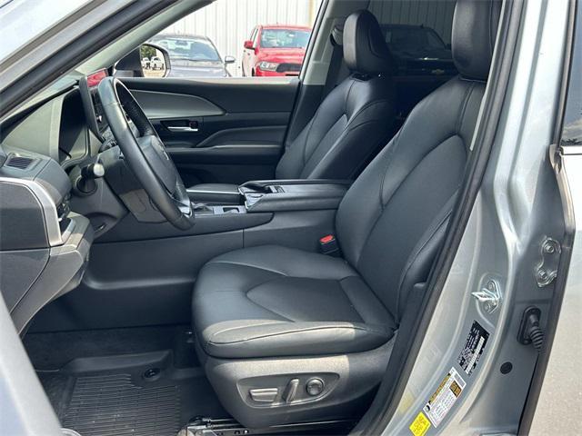 Photo of 2024 Celestial Silver Metallic Toyota Grand Highlander