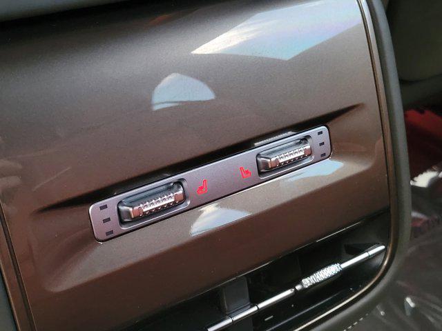 Photo of 2024 Chroma Caviar Dark Gray Metallic Clearcoat Lincoln Nautilus