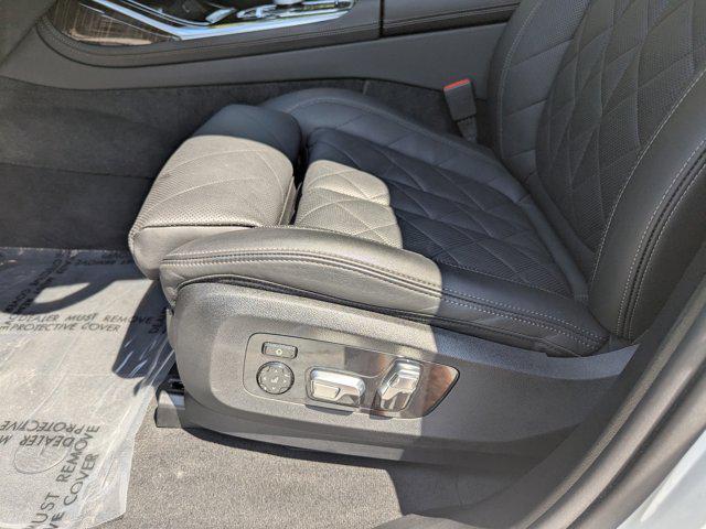 Photo of 2024 Alpine White BMW X7