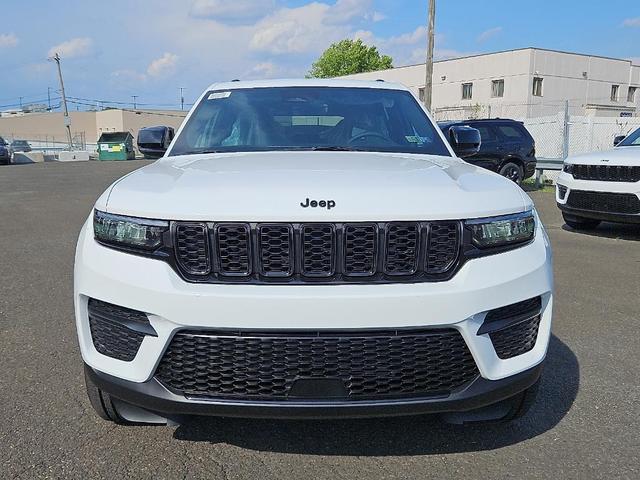 Photo of 2025 Bright White Clearcoat Jeep Grand Cherokee