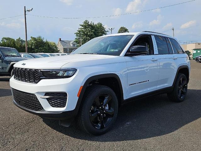 Photo of 2025 Bright White Clearcoat Jeep Grand Cherokee