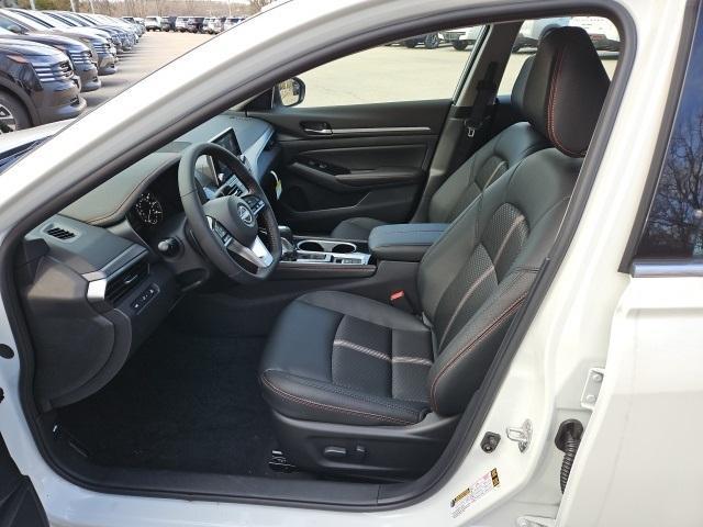 Photo of 2025 White Nissan Altima