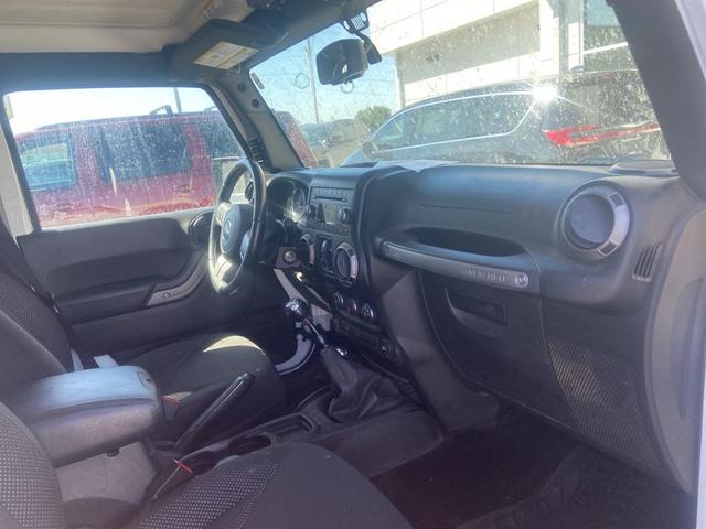Photo of 2016 Bright White Clearcoat Jeep Wrangler Unlimited