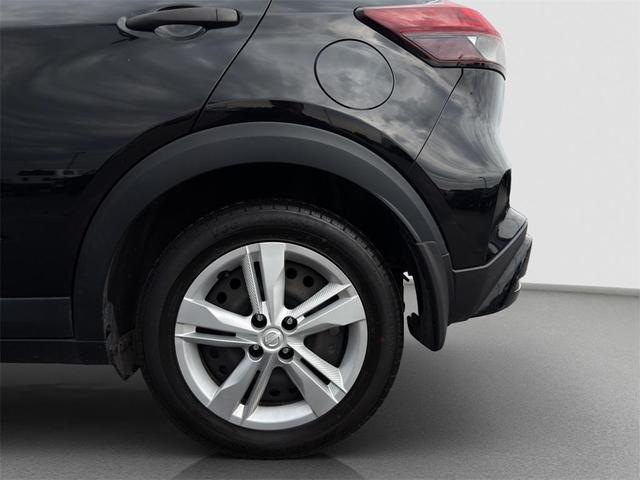 Photo of 2021 Super Black Nissan Kicks