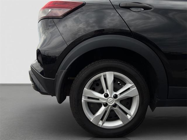 Photo of 2021 Super Black Nissan Kicks