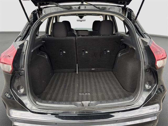 Photo of 2021 Super Black Nissan Kicks