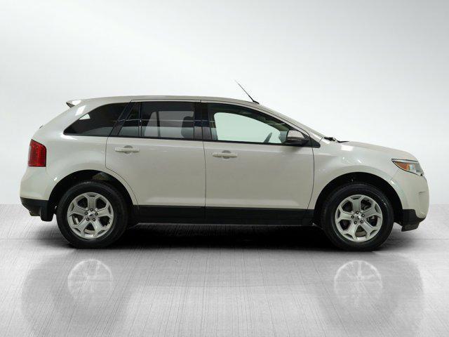 Photo of 2013 White Platinum Clearcoat Metallic Ford Edge