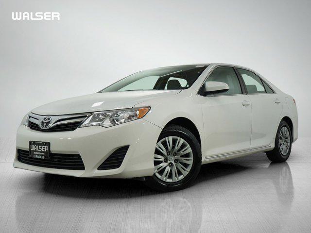 Photo of 2014 Super White Toyota Camry