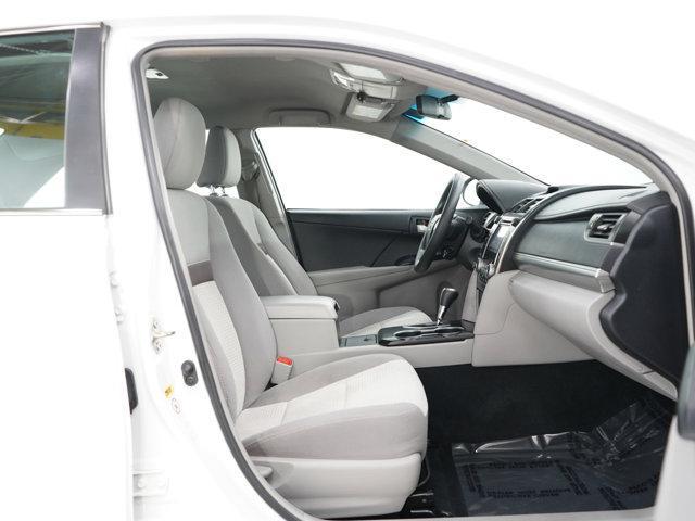 Photo of 2014 Super White Toyota Camry