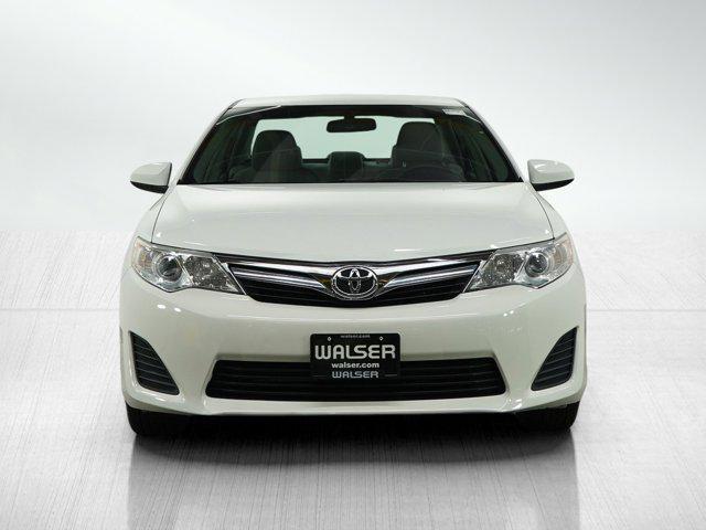 Photo of 2014 Super White Toyota Camry