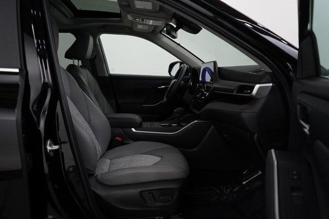 Photo of 2023 Midnight Black Metallic Toyota Highlander Hybrid