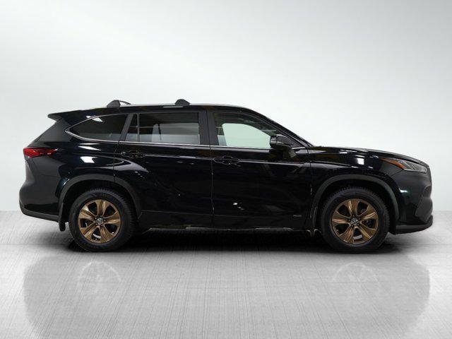 Photo of 2023 Midnight Black Metallic Toyota Highlander Hybrid