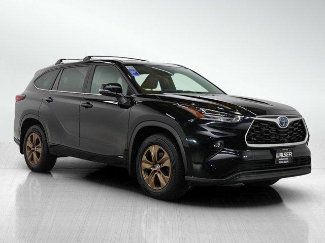 Photo of 2023 Midnight Black Metallic Toyota Highlander Hybrid