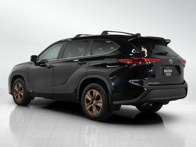 Photo of 2023 Midnight Black Metallic Toyota Highlander Hybrid