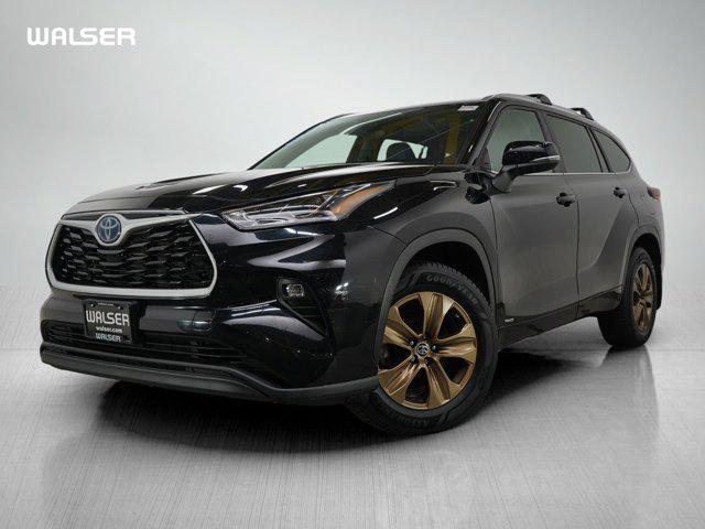 Photo of 2023 Midnight Black Metallic Toyota Highlander Hybrid