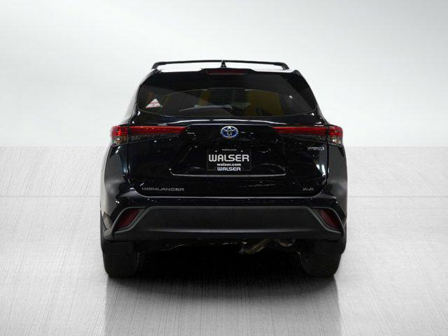 Photo of 2023 Midnight Black Metallic Toyota Highlander Hybrid