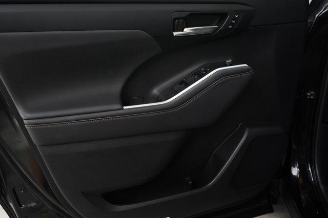 Photo of 2023 Midnight Black Metallic Toyota Highlander Hybrid