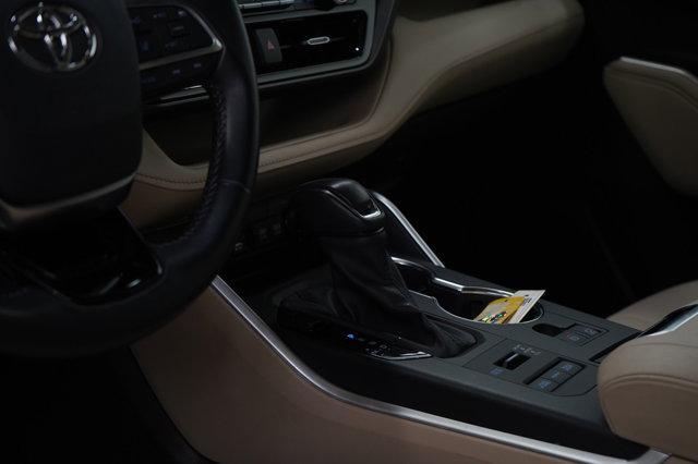 Photo of 2021 Blizzard Pearl Toyota Highlander