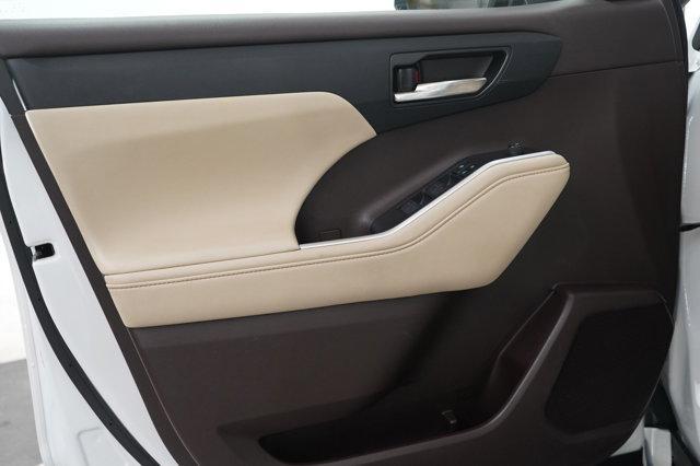 Photo of 2021 Blizzard Pearl Toyota Highlander