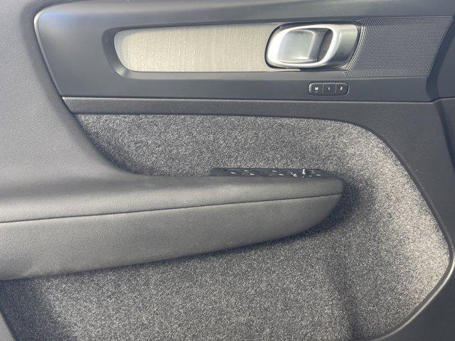Photo of 2024 Crystal White Metallic Volvo XC40