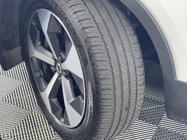 Photo of 2024 Crystal White Metallic Volvo XC40