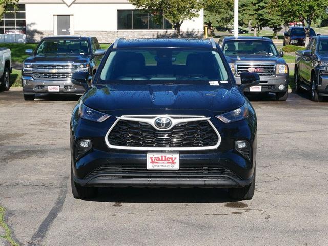Photo of 2022 Midnight Black Metallic Toyota Highlander