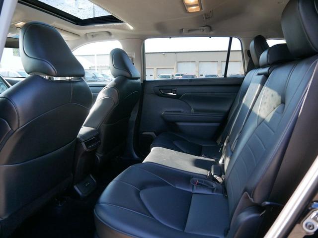 Photo of 2022 Midnight Black Metallic Toyota Highlander