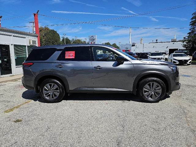 Photo of 2024 Gun Metallic Nissan Pathfinder