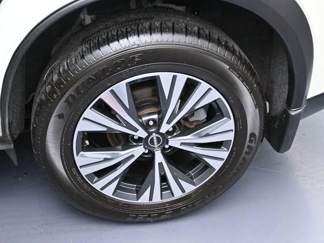 Photo of 2023 Pearl White Tricoat Nissan Rogue