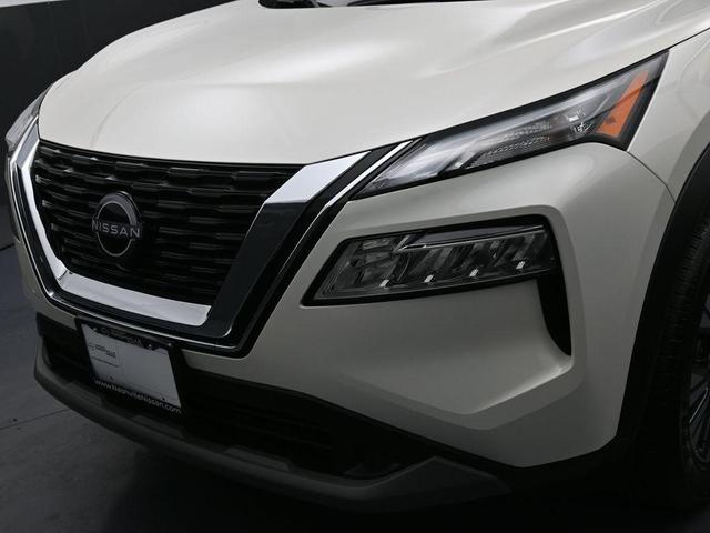 Photo of 2023 Pearl White Tricoat Nissan Rogue